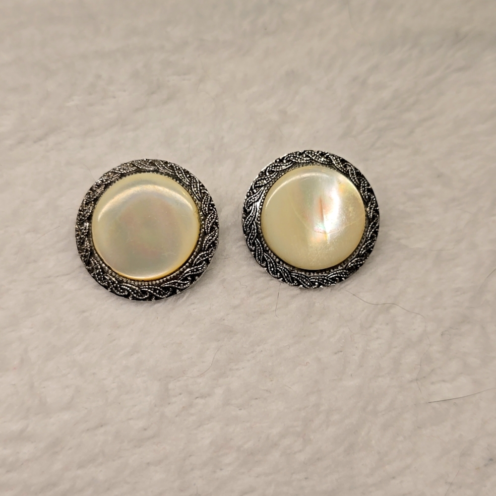 Vintage Mother of Pearl Clip On Earrings